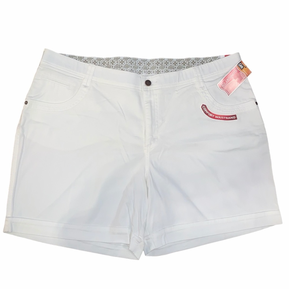 Lee Comfort Fit size 24W white stretch cuffed mid-rise 7 1/2” inseam Walk Shorts
